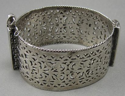 null Large Bracelet rigide en argent ajouré à motif floral, ouvrant à charnière en...