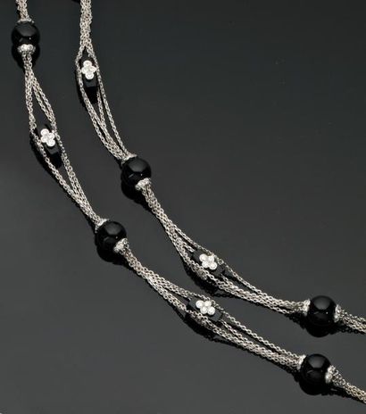 CARTIER - PARIS Sautoir en platine et or gris, composé de chaînes mailles forçat...