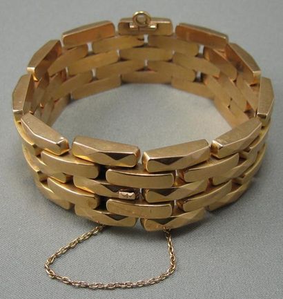 null Bracelet en or articulé, composé d'éléments en pointe de diamant. Fermoir à...