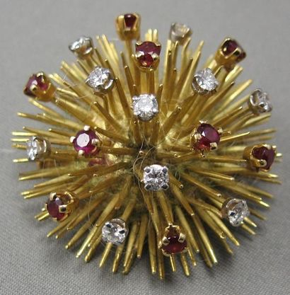 null Broche "Chardon" en or, ponctuée de diamants taille brillant et de rubis ronds...