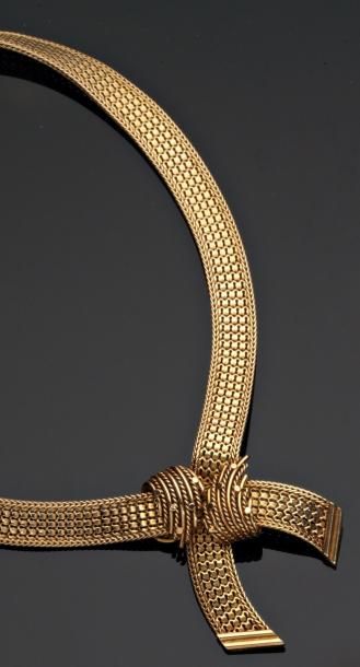 null Collier "Ruban" en or tissé ajouré, croisé en son centre et retenu par un lien...