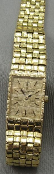 Vacheron Constantin Genève Montre bracelet de dame en or, cadran rectangulaire stylisant...