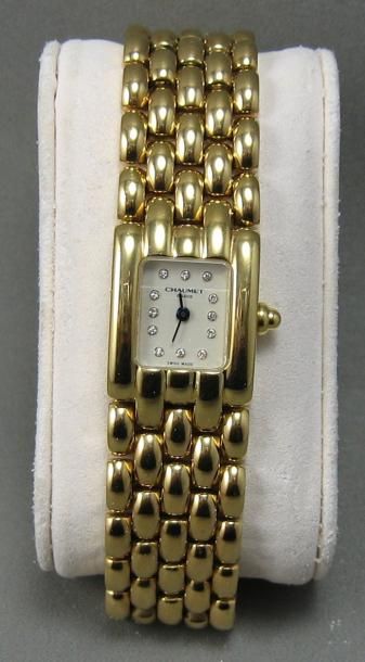 Chaumet - Paris Montre bracelet de dame "Khesis" en or, cadran rectangulaire blanc...