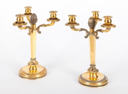 PUIFORCAT Paire de chandelier en vermeil ciselé à trois bras de lumière, esprit Empire,...