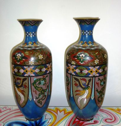 null Paire de vases en émaux cloisonnés.

Chine, vers 1900.

Haut.: 37 cm.