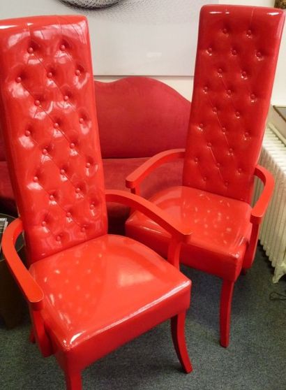 null Paire de chaises à haut dossier capitonnées en skaï rouge.