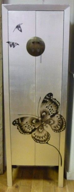 null Meuble de rangement en bois argenté à décor de papillons ouvrant par deux portes.

Edition...