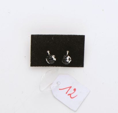 null Paire de boucles d'oreilles en argent, motif sphérique, pierres noires et b...