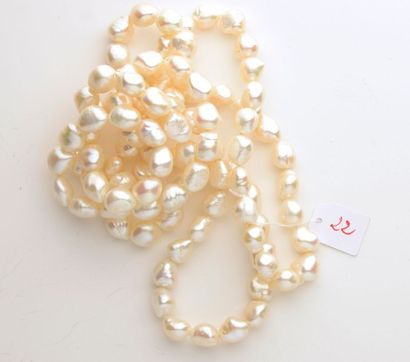 null Sautoir en perles de culture naturelles de forme baroque d'une longueur de 1,20...