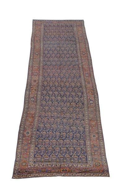 null MELAYER, Iran, vers 1900.

Tapis en laine polychrome à décor de semis de botehs....