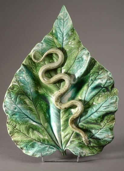 null Feuille décorée en camaïeu vert d'un serpent moucheté en relief. XIXe siècle....