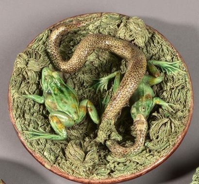 PORTUGAL Caldas Assiette à décor polychrome en relief d'un serpent et de deux grenouilles...