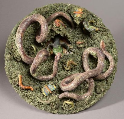 PORTUGAL Caldas Plat rond à décor polychrome en relief de deux serpents dont l'un...