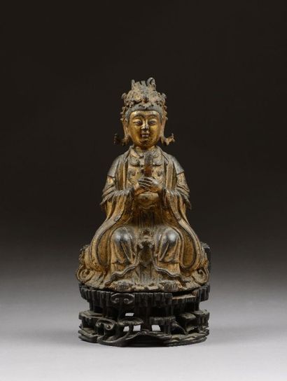 null Statuette en bronze laqué et doré représentant une divinité du Tao assise en...