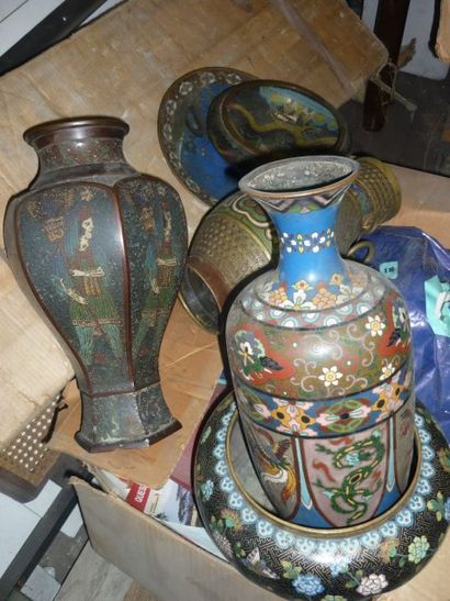 null Importante ensemble de vases et bronze en émaux cloisonnés. 

Chine et Japo...