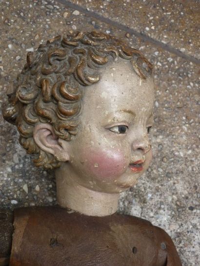 null Enfant-Jésus en bois sculpté, articulé et peint.

Naples ou Provence, XVIIIème.


Haut.:...