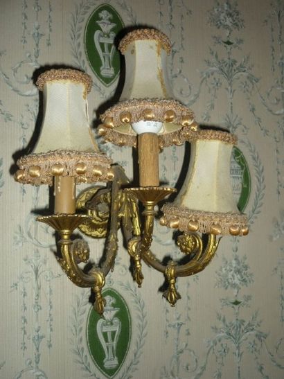 null Paire d'appliques en bronze doré à trois bras de lumière.

Style Louis XVI.