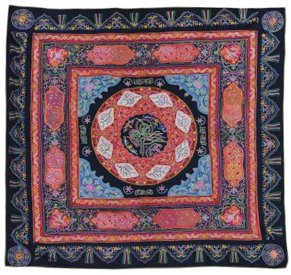 null Broderie RASHTI (Perse) vers 1900.

Brodée en lin, soie et feutre sur fond bleu...
