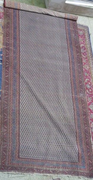 null MIR-SERABEND, Iran.

Tapis en laine polychrome à décor de semis de petits botehs.

env.:...