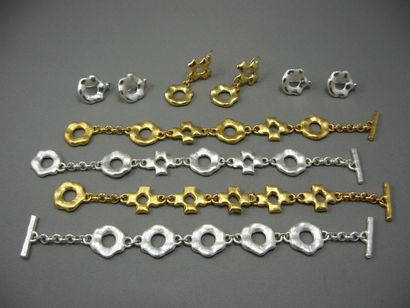 null Lot composé de 2 bracelets en métal argenté, de 2 bracelets en métal doré, et...