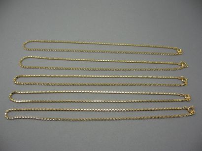 null Lot de 5 colliers ligne en métal doré articulé, sertis de cristaux similis....