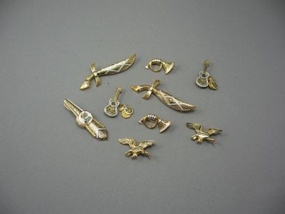 null Lot de 10 petites broches en métal doré stylisant: 2 cors de chasse, 2 canards,...