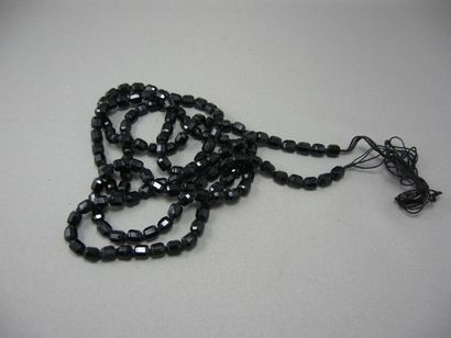 null Sautoir de perles facettées en verre noir de forme tonneau, sur un fil. Longueur:...