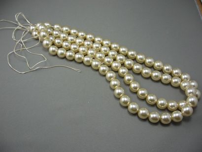 null Lot de 2 rangs de grosses perles fantaisie imitant les perles de culture, colliers...