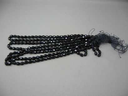 null Lot de 4 rangs de perles facettées en verre noir de forme olive, sur un fil....