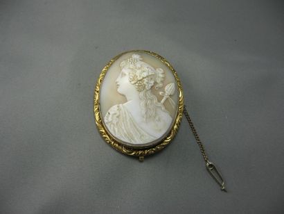 null Broche Camée sur coquille stylisant une Bacchante de profil gauche en buste,...