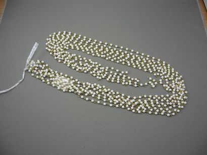 null Lot de 4 rangs de perles en pate de verre blanche montées sur métal doré. Longueur...
