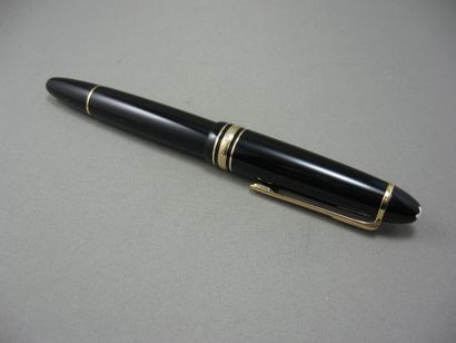 MONTBLANC Meisterstück 146 Stylo à Plume en résine noire et attributs en plaqué or....