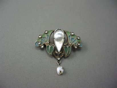 null Broche en argent ajouré de motifs feuillagés en émail plique-à-jour vert, ponctuée...