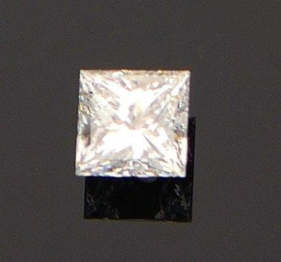 null Diamant taille "Princesse" de forme carrée, sur papier. Poids: 4,18 cts. L.F.G:...