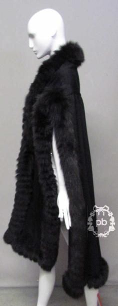 Yves Saint LAURENT Fourrures CAPE en laine et cachemire noire gansée de renard ébène,...