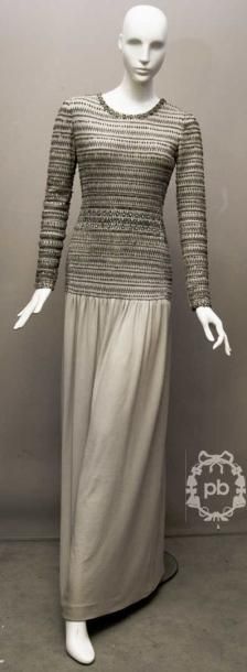 GIVENCHY Haute Couture n°57056, circa 1978 ROBE en crêpe jersey de soie tourterelle...