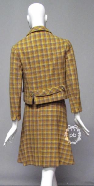 MOLYNEUX Haute Couture, circa 1960 TAILLEUR en lainage façonné quadrillé ocre, curry,...