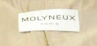 MOLYNEUX Haute Couture, circa 1960 TAILLEUR en lainage façonné quadrillé ocre, curry,...