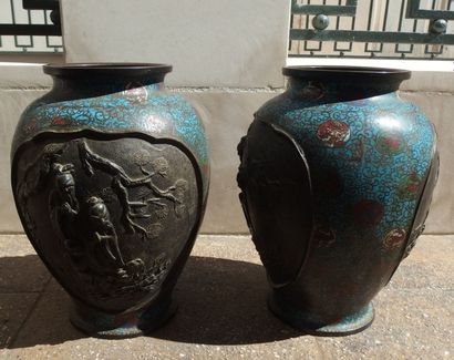 null Paire de vases balustres en bronze sculpté et cloisonné.

Chine, vers 1900.