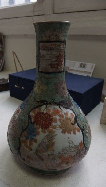 null Paire de vases balustres en porcelaine polychrome.

Japon, vers 1900. signé...
