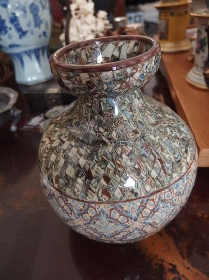 null GERBINO à Vallauris, vase à bulbe en céramique de mosaïque (d'un lot de deu...