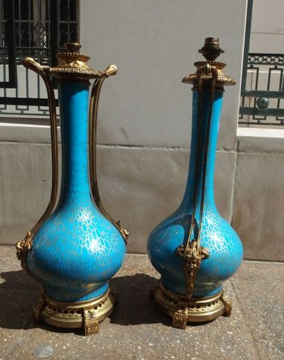 null Paire de lampes en procelaine bleu et doré, monture en bonze.

XIX ème.