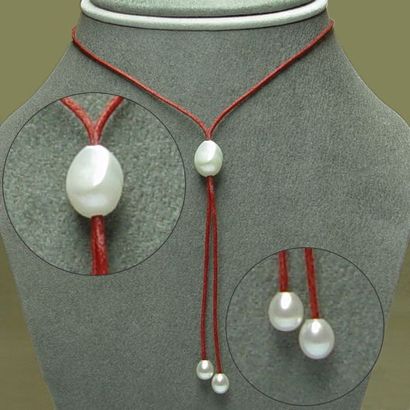 null Lot de 3 pendentifs ornés de 3 perles de culture de forme baroque sur cordon...