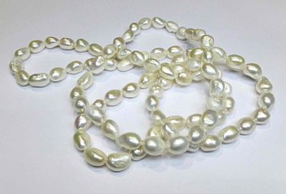 null Sautoir en perles de culture de forme baroque d'une longueur de 1,20 mètre (un...