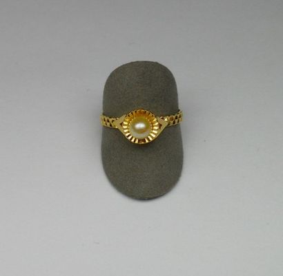 null Bague or jaune anneau stylisé centrée d'une perle de culture - or 2,50 g