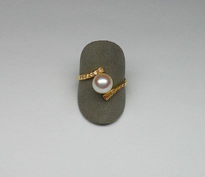 null Bague or jaune anneau décroisé serti de diamants soutenant une perle de culture...