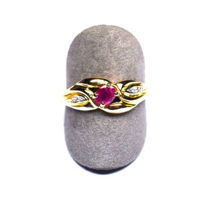 null Bague or jaune centré d'un rubis ovale, anneau stylisé serti de diamants. Or...