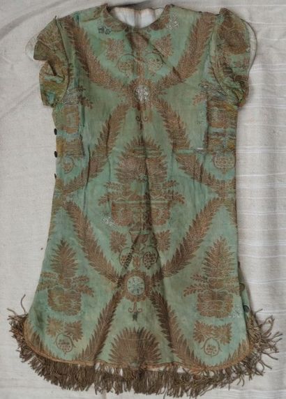 null Costume de théâtre brodé de fil d'or sur soie vert olive. Espagne, XVIIIème....