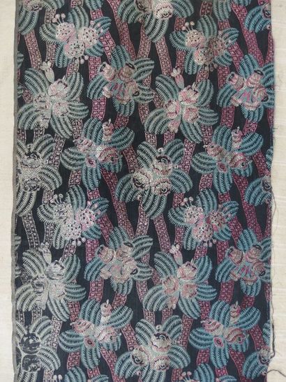 null Panneau de tissu Art Déco à semis de fleurs en anneaux. Lyon, vers 1925. 254...