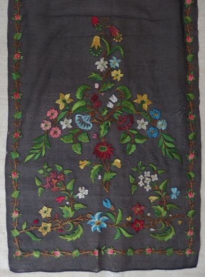 null Fin foulard à broderie de fleurs. France, fin XIX ème. 241 x 147 cm.